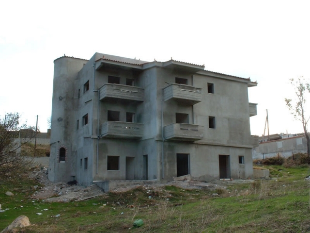 Mehrfamilienhaus nahe der Stadt Kymi / Griechenland