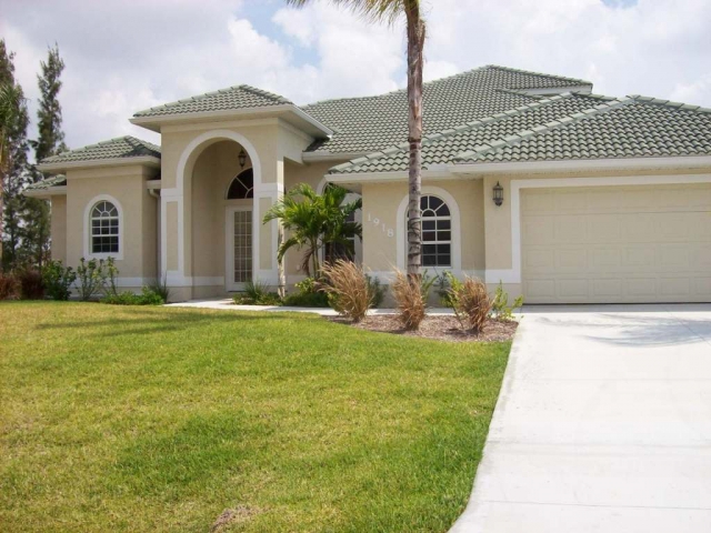 Florida, Neuere Villa mit Schwimmbad an Kanal mit Zugang zum Meer