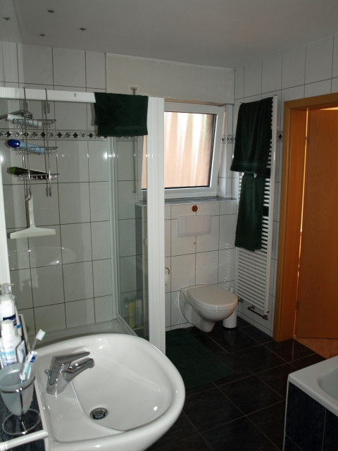 3 Zimmer 90m Tageslichtbad;1-Etage Dreifamilienhaus kalt 695,-Euro ab 01-02-2011