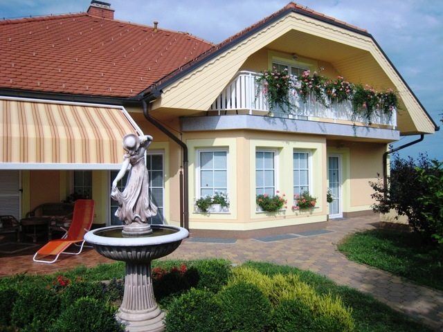 1-2 Familienvilla mit herrlichem Garten
