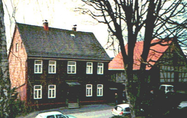 Zweifamilienhaus mit Garagen und Nebengelass im Harz