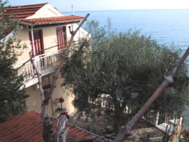 Die schoene Villa auf Korfu ist nur 10 m vom Meer gelegen/Griechenland