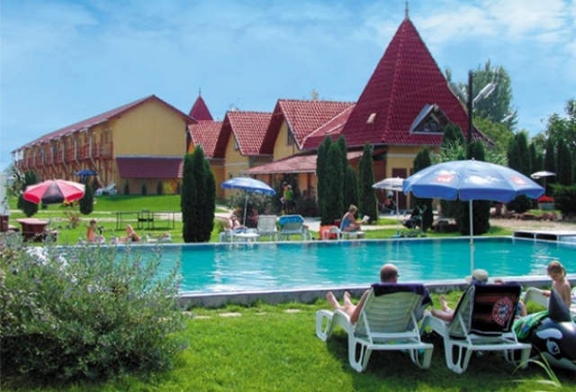 Feriendorf Komplex ist in Ungarn in Si fok am Plattensee zu verkaufen