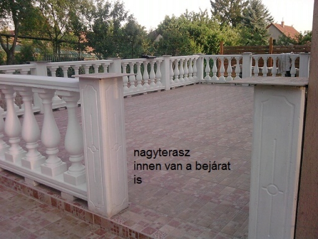 Hungary, Szentendre, iker haz fel elado . Uj  epites. Központ közel. Igenyes.