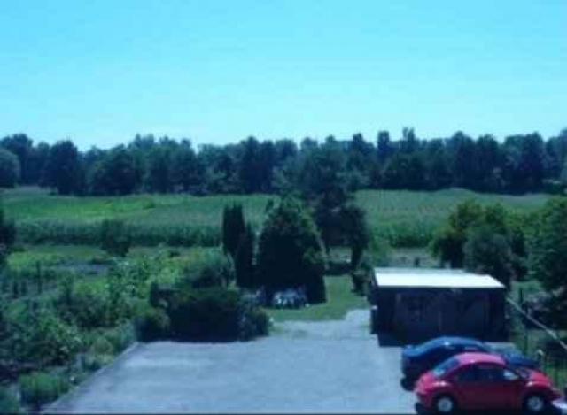 Mit Tageslichtbad, Einbauküche, Balkon und Garten ruhig gelegen.