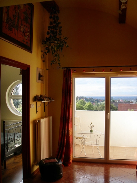 15 km von BUDAPEST (Ungarn) entfernt ist eine Dachgeschosswohnung mit Rundumsich