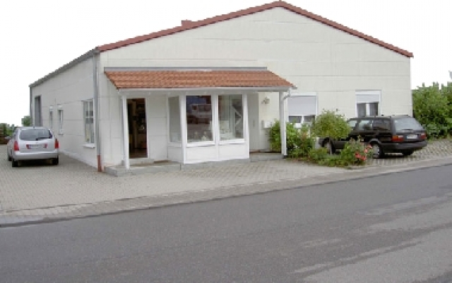GESCHÄFTSHAUS mit WOHNUNG ZUVERKAUFEN 365.000 EUR