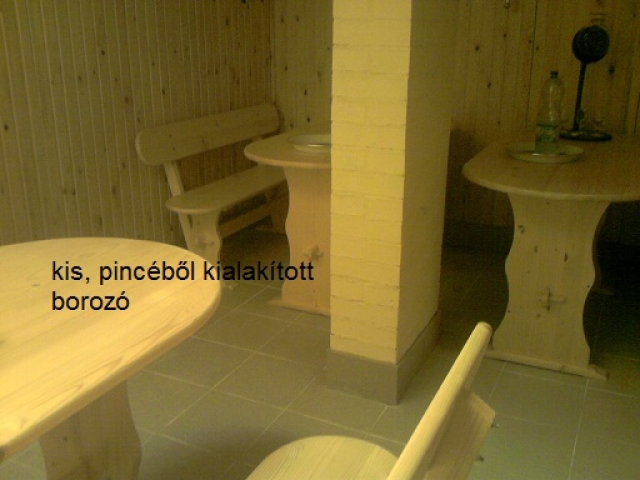 Szentendre. Csaladi haz  es  apartman, elado . Dupla belv rosi telek.