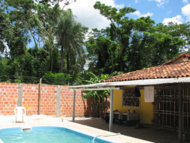 Grundstück mit 2 Häusern und Pool in Paraguay