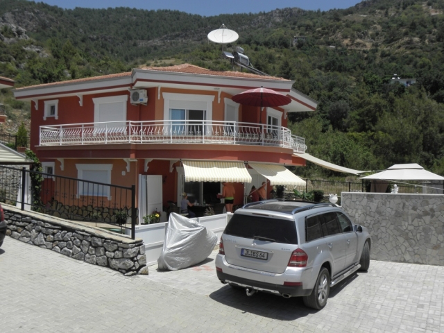 Einfamilienhaus in ruhiger und grüner Umgebung mit Pool und Blick auf das Meer