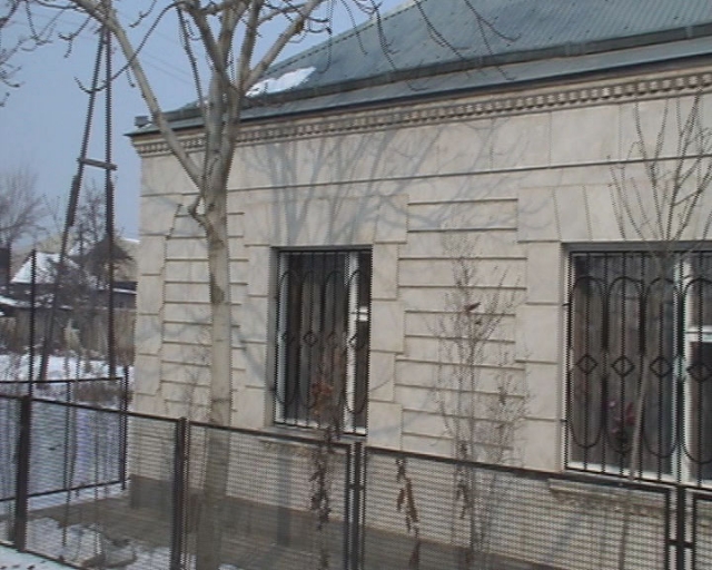 Ein hübsches Haus in Armenien mit Gewächshaus zum Kauf