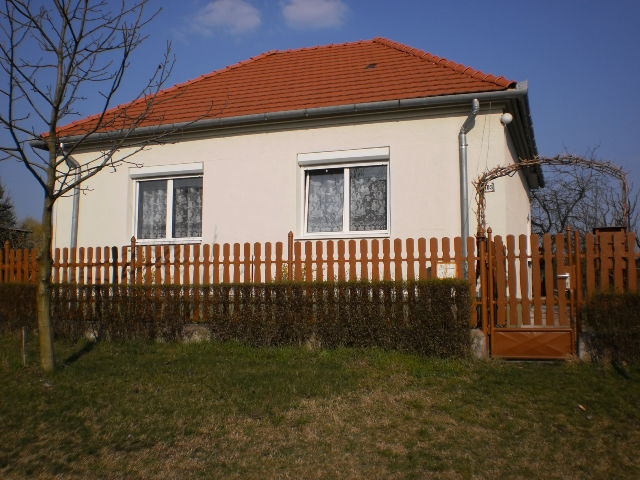  EFH in Ungarn, Györszentivan, mit Riesengarten, Donaunähe, ruhig aber Stadtn?