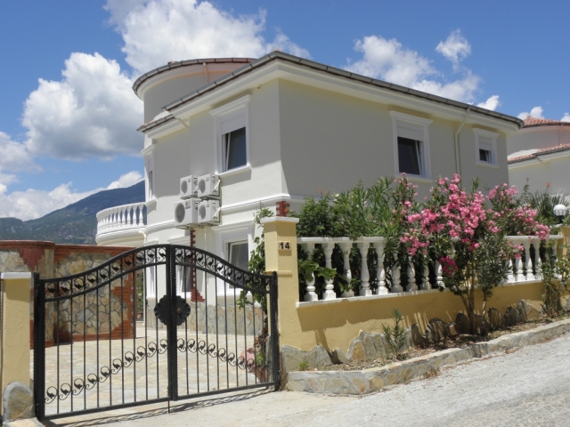 Traumvilla in ruhiger Lage mit Pool und Panoramablick auf das Meer und die Berge
