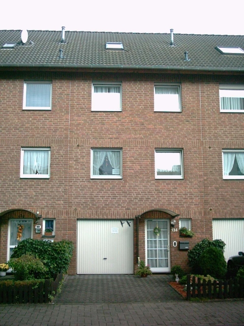 Sehr gepflegtes RMH mit guter Ausstattung und schönem Garten