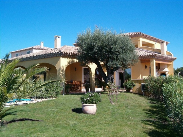 Architektenvilla am Golfplatz von Saint Thomas, Südfrankreich