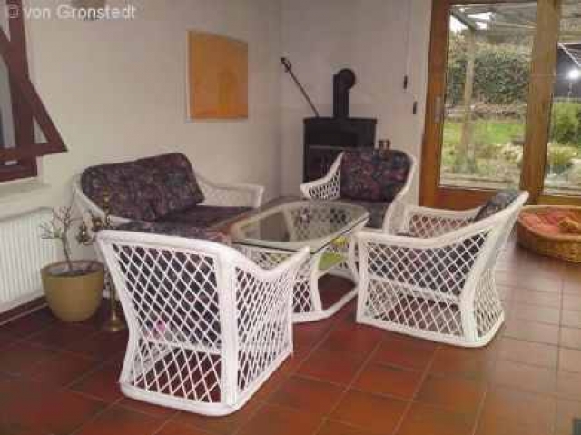 Garten(t)raum in Tornesch: Teilmodernisierter Bungalow mit großem Wintergarten 