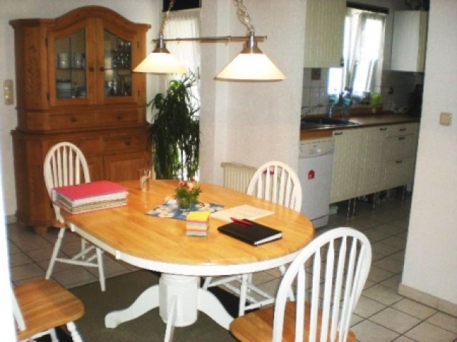 Geräumige 3,5 Zimmer-Wohnung mit Balkon, Parkettboden, TG-Platz und Gartenmitbe