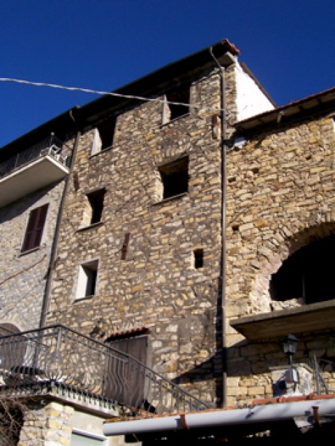 Italien (Ligurien): Altes Landhaus zu verkaufen (dreistöckig, 180 m2 Verkaufsfl