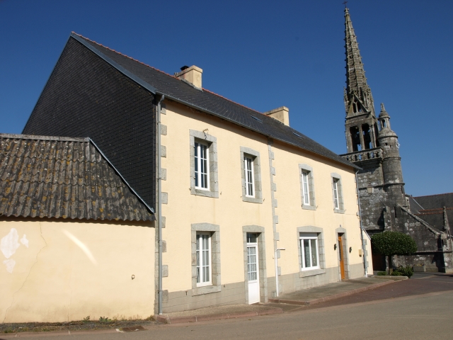 Frankreich Atlantiknähe: Großes Wohnhaus mit Nebengebäuden in Dorfmitte zu ve