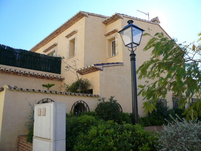 Modernes Dorfhaus mit schönem Innenhof und mehreren Terrassen. Mit unverbauten 