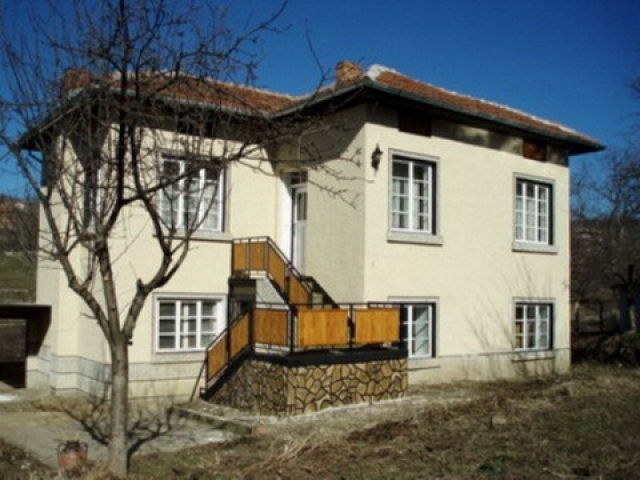 RUHIG GELEGENES HAUS MIT VIELEN WOHNRAUMEN